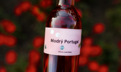 Modrý Portugal rosé 2018, perlivé, sec. Protože babička jediná z nás může slavit i dopoledne! :) Cena 250 Kč.