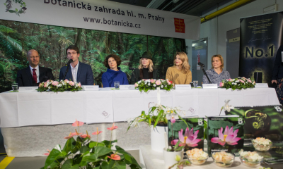 Náměstek primátora Petr Hlubuček, ředitel zahrady Bohumil Černý, herečky Martha Issová, Kaira Hrachovcová a Sabina Laurinována tiskové konferenci.