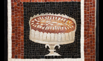 Mozaika z druhého století našeho letopočtu s vyobrazením mandlového koláče. Ta na podlaze římské luxusní vily odrážela údajně hostitelovu prosperitu i kuchařovu zručnost. 