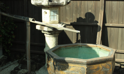 Pítko cukubai a lampa toro u mistra Suzukiho