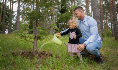 Lukáš Krpálek s dcerou Mariankou vysadili strom kryptomerii